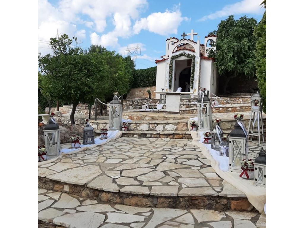 Στολισμός γάμου άσπρο κόκκινο τριαντάφυλλο με κόκκινη κορδέλα